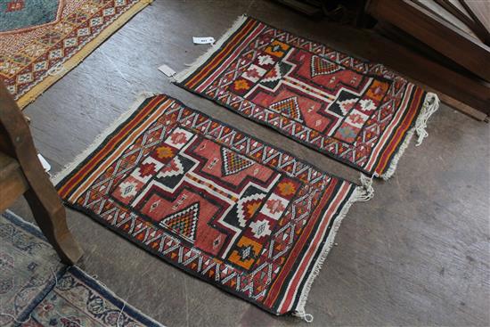 Pair Kelim mats(-)
